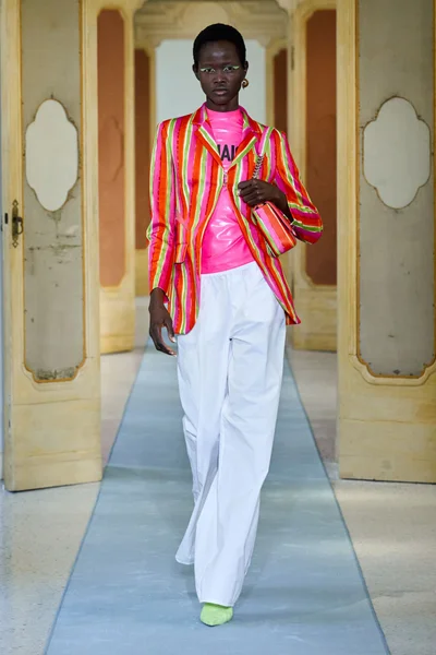 Look 30
